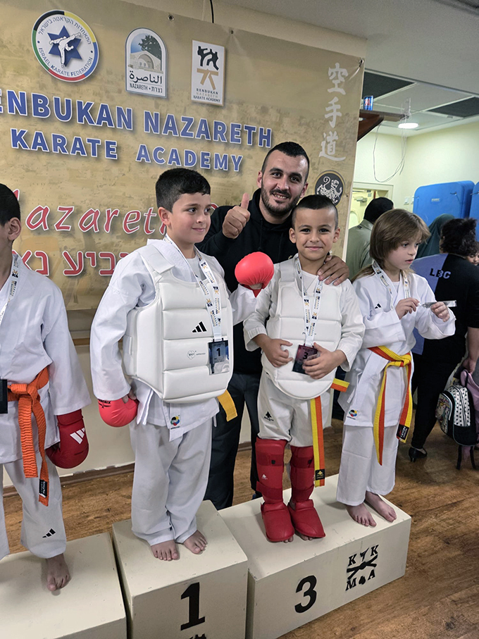 مدرسة حسني عرار للكراتيه وفنون القتال تتألق في بطولة كأس الناصرة القطرية 2025